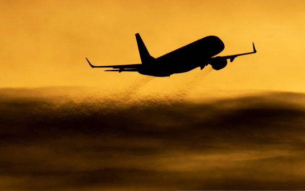 Laut der BUND-Studie sind die Regionalflughäfen in NRW überflüssig. Davon betroffen ist auch der Flughafen Paderborn/Lippstadt in OWL. - © DPA