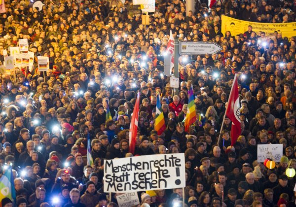 10.000 Teilnehmer zückten während der Schweigeminute ihre Lichter, Handys, Kerzen und Taschenlampen. - © Foto: Christian Weische