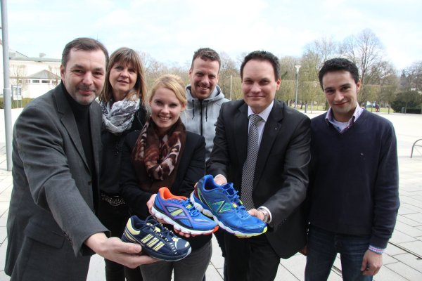Jede Schuhgröße ist willkommen: Die Vertreter der Organisatoren und Sponsoren freuen sich schon auf den 13. Mai. Das Bild zeigt (von links) Oliver Siekmann vom Staatsbad Salzuflen, Petra Harms (Stadtwerke Bad Salzuflen), Christin Tiburtius (Phoenix Contact), Bernd Weber (Laufladen Endspurt), Christian Bombeck (AOK Nordwest) und Thilo Janz (Detmolder Brauerei). - © Stefan Backe