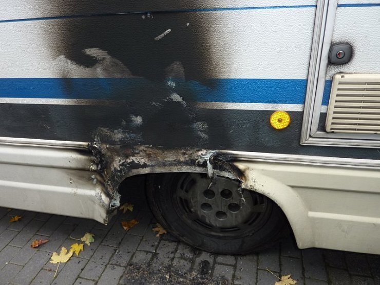 Auf dem Maspernplatz in Paderborn ist ein Wohnmobil, in dem ein 66-jähriger Mann und seine 53-jährige Begleiterin schliefen, durch ein Feuer leicht beschädigt worden. - © FOTO: KAUKE