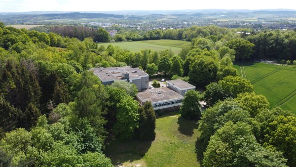 Das AWO-Erholungsheim aus der Luft. Vor fast 46 Jahren startete es als Anlaufstelle für Urlauber. Nun steht es leer. - © AWO Bezirksverband OWL