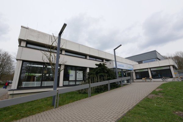 Das Bad Meinberger Badehaus schreibt rote Zahlen und ist insolvent. Stadtverwaltung und Politik überlegen, wie sie damit umgehen. Klar ist: Ein jährliches Defizit von einer halben Million Euro wäre nicht zu stemmen. - © Jost Wolf