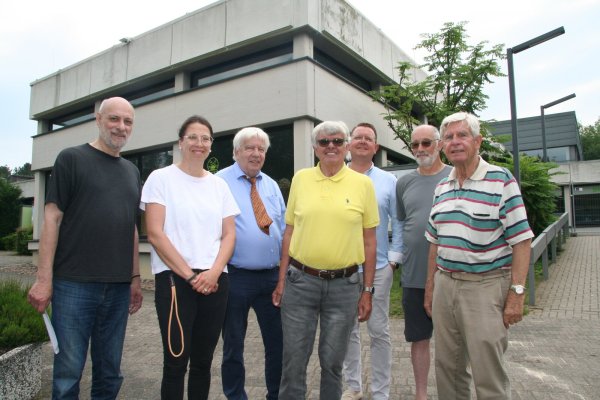 Die Interessengemeinschaft Badehaus mit Dr. Michael Haack (von links), Anke Wortmann-Gerlach, Eckart Wortmann, Peter Radszuweit, Mario Arlt, Bernd Krähe und Heinz-Jürgen Tötemeier will hier wieder das Schwimmen ermöglichen. - © Cordula Gröne