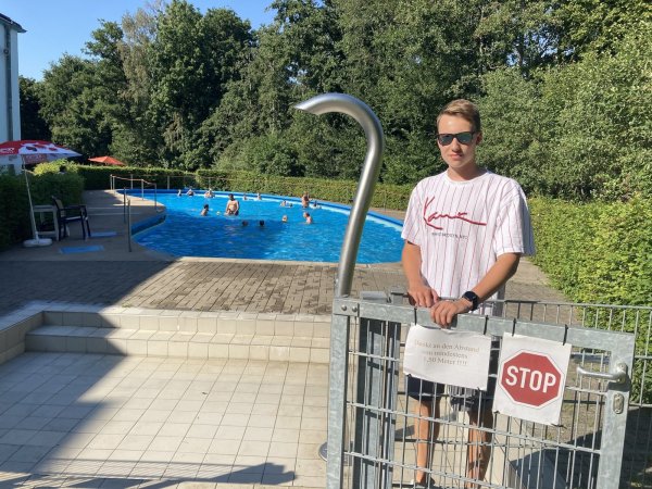 Badeaufsicht Henrik Schulze lobt die Disziplin der kleinen und großen „Pfützen"-Gäste, den Anweisungen und Corona-Einschränkungen Folge zu leisten. - © Sandra Castrup