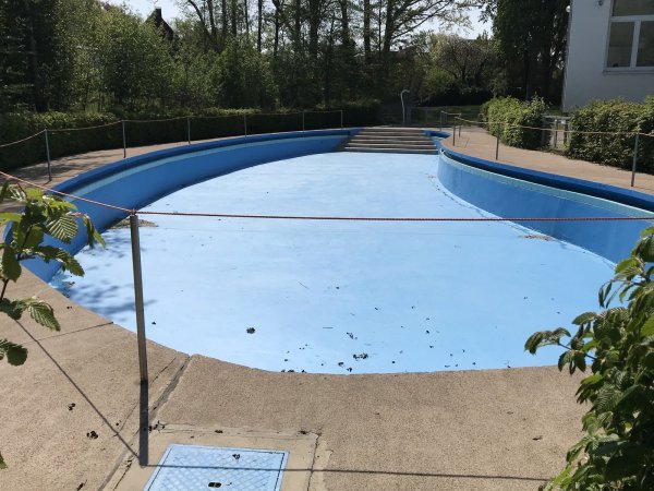 Das Pfützen-Becken wird bald mit Wasser gefüllt, damit dem Badespaß während der Sommerferien nichts im Wege steht. - © Sandra Castrup