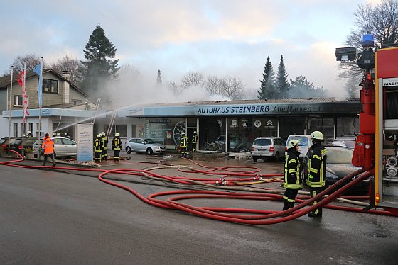 Vollbrand im Verkaufsraum des Autohauses Steinberg