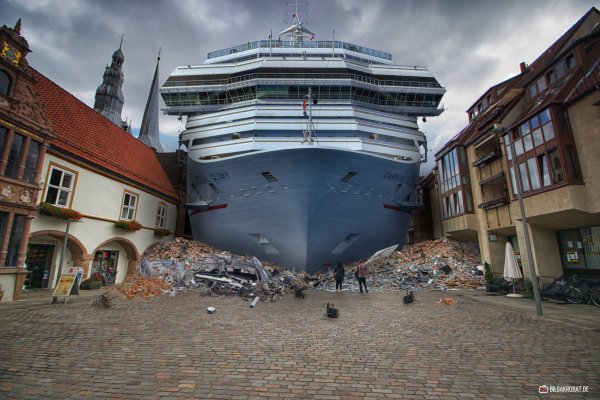 Ein Passagierschiff auf dem Lemger Marktplatz. - © Merten Kunisch / Bildakrobat.de