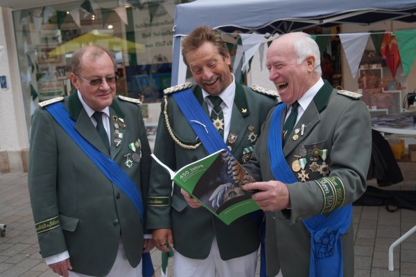 Stolzer Rückblick: (von links) Rolf Wolter, Oberst Detlef Bollhöfer und Heinz Rehling freuen sich an einer Anekdote in der 168 Seiten starken Festschrift. - © Jan Christian Pinsch