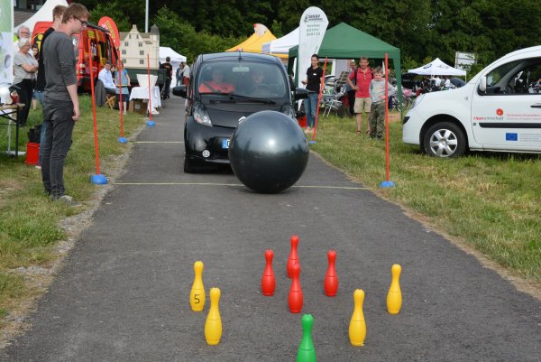 Die als "Wave-Trophy" bekannte größte Elektromobilrallye der Welt machte am Samstag auf ihrer 1.800 Kilometer langen Fahrt in Dörentrup Station. Als Aufgabe mussten die Wave-Teilnehmer mit ihren E-Autos Punkte kegeln. - © Tanja Watermann