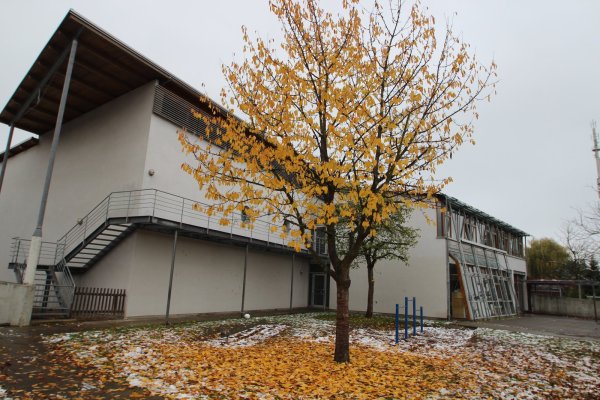 Zu eng geworden: Nach Meinung des Rektors Dirk Meermann und einiger Politiker braucht die Grundschule Kampstraße dringend einen Anbau. Möglicherweise könnte 2017 das benötigte Geld fließen. - © Jens Rademacher