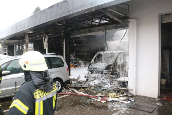 Vollbrand im Verkaufsraum des Autohauses Steinberg - © Guntmar Wolff