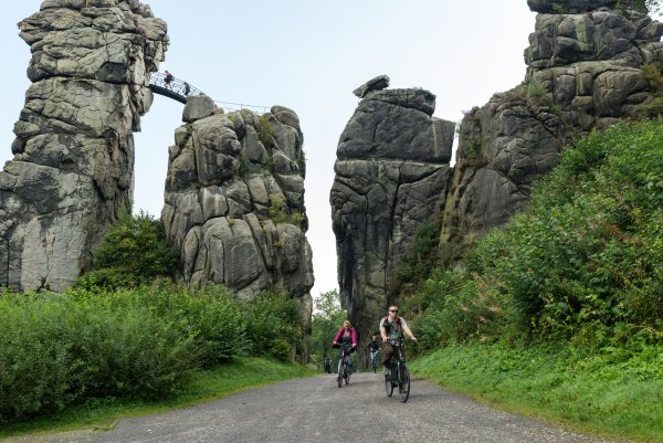 Nicole Rempe hat dieses Foto in ihrem Blogg veröffentlicht. Sie findet es spannend, dass das große 
Monument am Wegekreuz steht und für Touristen zugänglich ist. Sie gehen oben über die Brücke oder fahren mittendurch. - © Nicole Rempe
