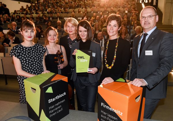 FH-Präsidentin Ingeborg Schramm-Wölk (3.v.l.), die Stipendiatinnen Anna Borsdorf (v.l.), Irena Josifoska, Fabia Meyer, Katja Urhahne (Studienfonds OWL) und Förderer Hermann Vogel bei der Feier. - © Christian Weische