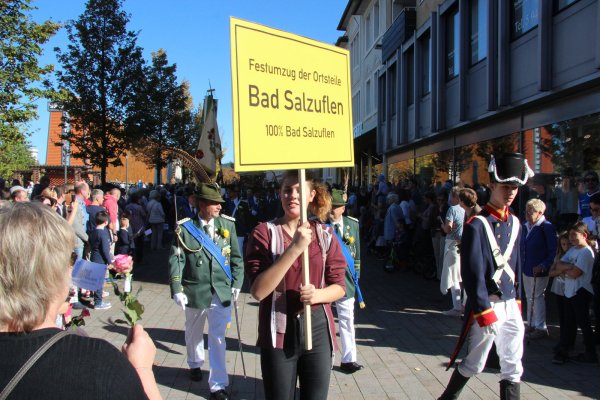 Bei bestem Wetter sahen sich viele den Festumzug durch die Salzufler Innenstadt an. - © Stefan Backe