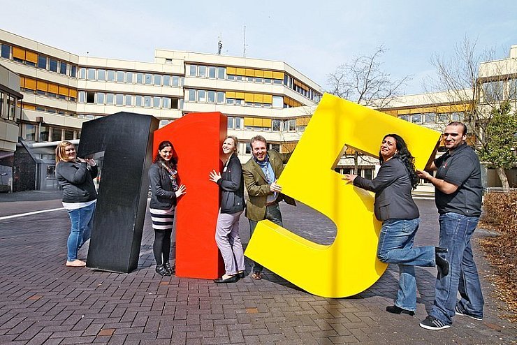 Stützen der "115": Vanessa Opitz, Silvia Yüsün, Theresa Bunse, Thomas Wolf-Hegerbekermeier, Semra Stroh und Hasret Aslan (von links) kennen sich im Behördendschungel aus wie wenige andere. - © Foto: Gerstendorf-Welle