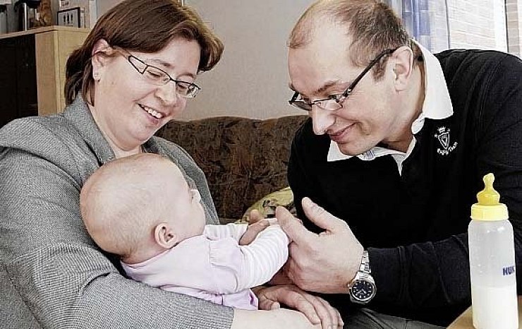 Tatjana und Alexander Kinas aus Schloß Neuhaus sind glücklich mit der kleinen Lea. - © FOTO: REINHARD ELBRACHT