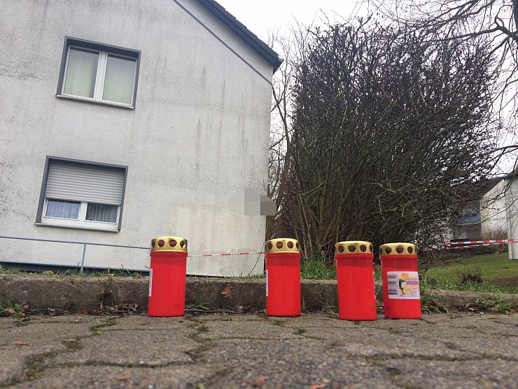 Die ersten Kerzen stehen vor dem Tatort in Augustdorf - © Martin Hostert