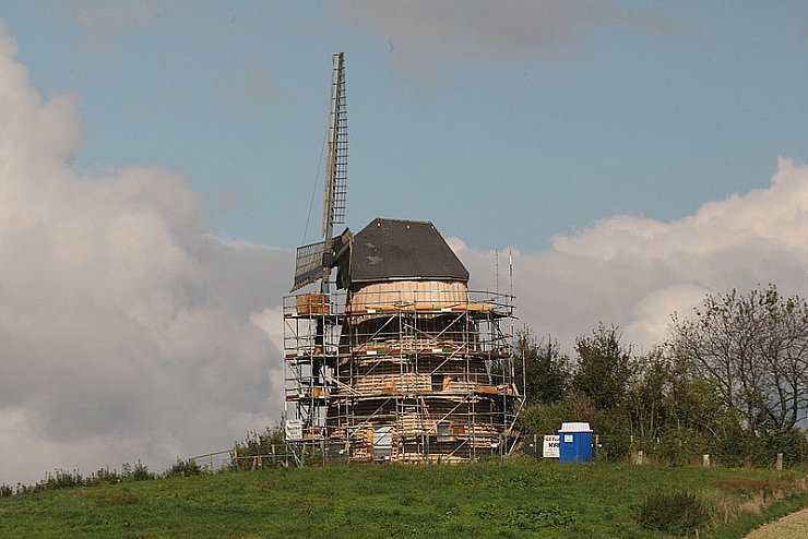 Eingerüstet: Die Windmühle in Bavenhausen. - © Foto: Scherzer