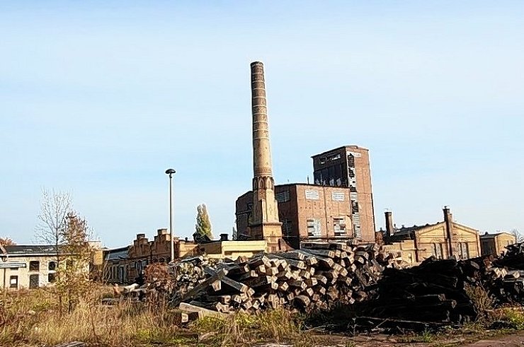 Von diesem Schornstein des ehemaligen Reichsbahnausbesserungswerkes (RAW) in Magdeburg ist der 24-jährige Bünder gestürzt.