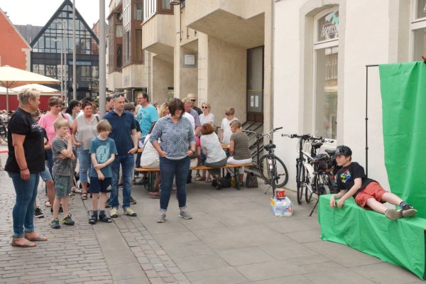 Moritz war es wichtig, bei der Wimmelbild-Aktion auf dem Marktplatz mit dabei zu sein, und er hat seine Eltern überredet, mitzukommen. Der „Bildakrobat" hat ihn liegend fotografiert, denn Moritz wünscht sich, später hoch auf den Dächern Lemgos zu liegen. - © Tanja Watermann