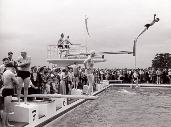 Die Eröffnung des Freibads im Jahr 1957. - © Privat