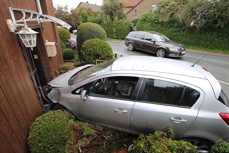 Ging noch recht glimpflich aus: Zum Glück kam bei dem Unfall am 14. Oktober an der Ecke Wittighöfer/Herforder Straße gerade niemand aus der Haustür. - © Jens Rademacher