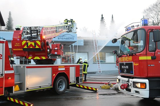 Vollbrand im Verkaufsraum des Autohauses Steinberg