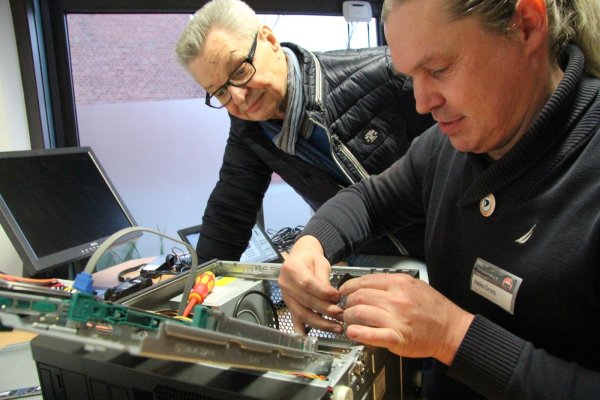 Tüfteln für Bedürftige: Heiko Dross (rechts) und Fritz Steinke geben künftig Computer an Menschen aus, die sich solch ein Gerät sonst nicht leisten könnten. - © Till Brand