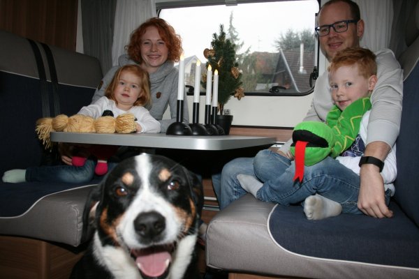 Gemütliche Runde: Marit, Ella, Markus und Ole Bender (von links) genießen das Fest auf engstem Raum. Hund Moritz ist auch immer mit dabei. - © Sandra Castrup