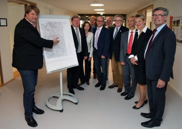 Da liegt das Problem: Lippes Landrat Friedel Heuwinkel (auf dem Bild links) und Tjark Bartels, Landrat des Landkreises Hameln-Pyrmont, Bad Emstals Bürgermeister Ralf Pfeiffer, Sonja Beuning aus der Region Hannover, Tobias Timm von der Klimaschutzagentur, Michael Werner und Kreisdirektor Klaus Schumacher vom Kreis Höxter, Rainer Becker vom Landkreis Holzminden und Dr. Ute Röder vom Kreis Lippe zeigen an einer Karte die geplante Stromtrasse. - © Foto: Preuss