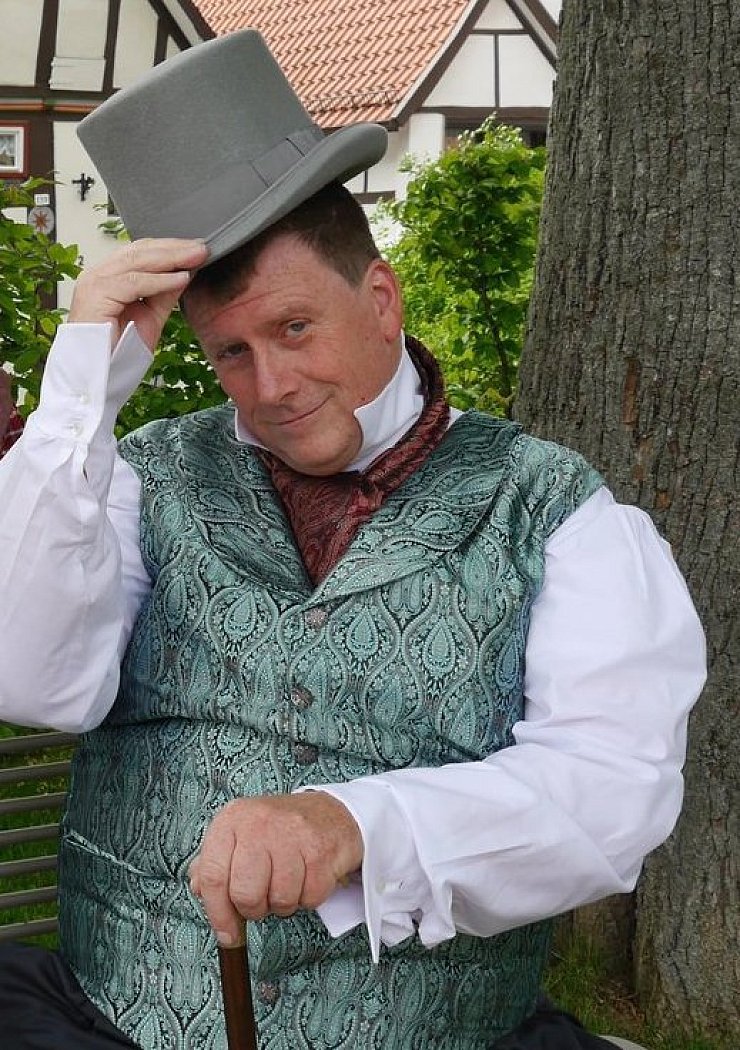 Jens Spicher freut sich in historischem Gewand auf das Festival. - © Privat