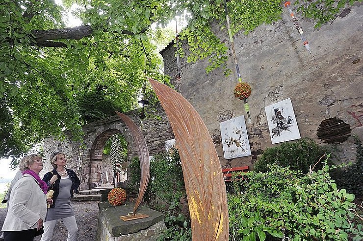 Bilder und Objekte an der Kunstmauer - © Foto: krull