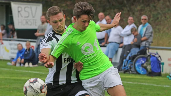 Foul oder kein Foul? Der Schiedsrichter entscheidet bei diesem Zweikampf zwischen dem Hörster Robin Lapp (links) und seinem Gegenspieler Jan Block auf weiterspielen. - © Oliver König