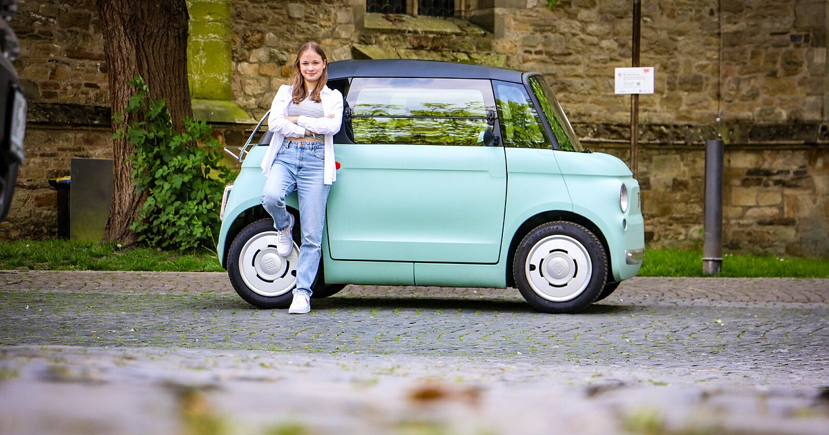 Mit 45 km/h unterwegs: Im Mopedauto zur Schule - eine junge Herforderin ...
