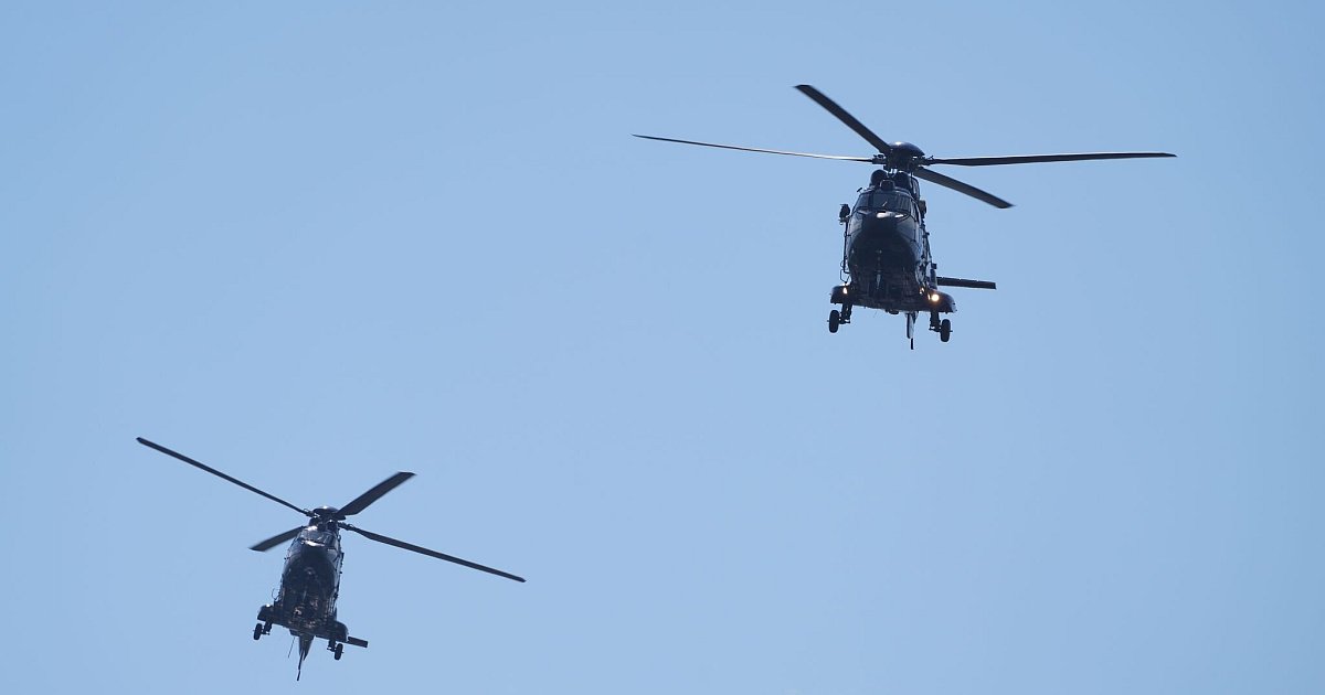 -bung-Hubschrauberpiloten-fliegen-in-Formation-ber-St-dte