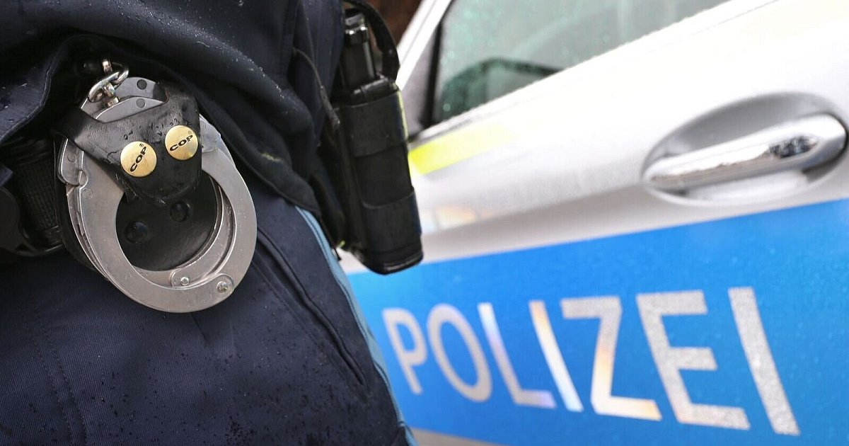 Mann-f-hrt-au-en-am-Zug-mit-Polizei-warnt-vor-Lebensgefahr