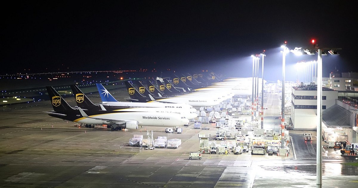 Versp-tete-Passagiere-laufen-auf-Flugfeld-Strafverfahren