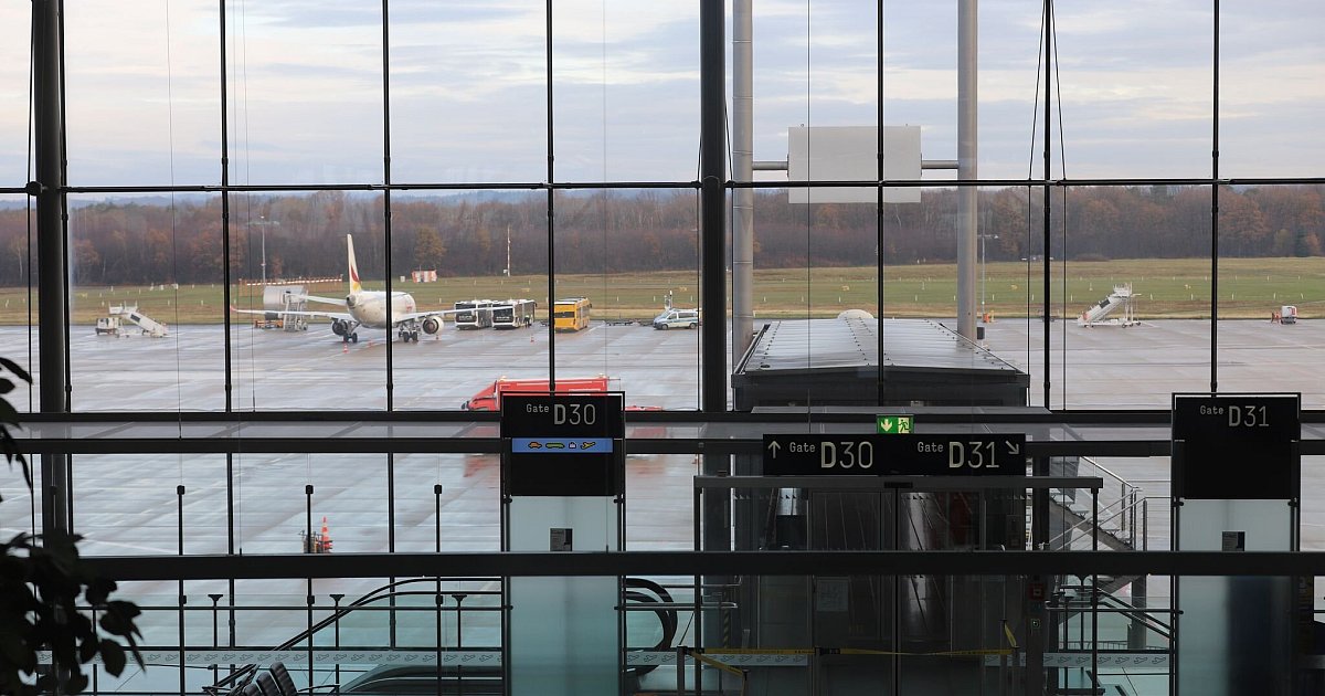 Flughafen-K-ln-Bonn-Erneut-Passagiere-auf-Flugfeld