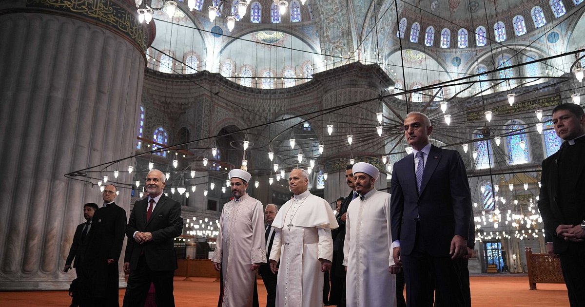 Papst-besichtigt-Blaue-Moschee-in-Istanbul