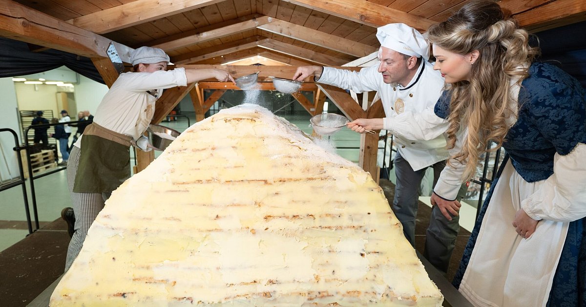 Dresdner-Stollenb-cker-setzen-XXL-Striezel-zusammen