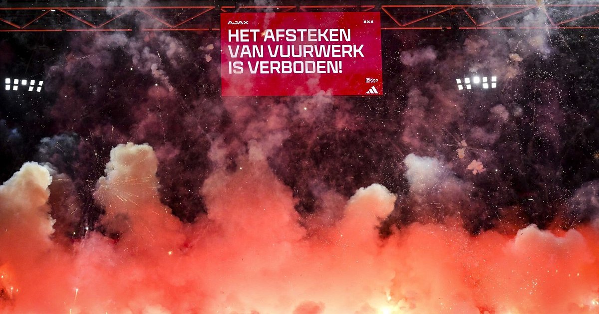 Leuchtraketen-f-r-toten-Fan-erzwingen-Spielabbruch-bei-Ajax