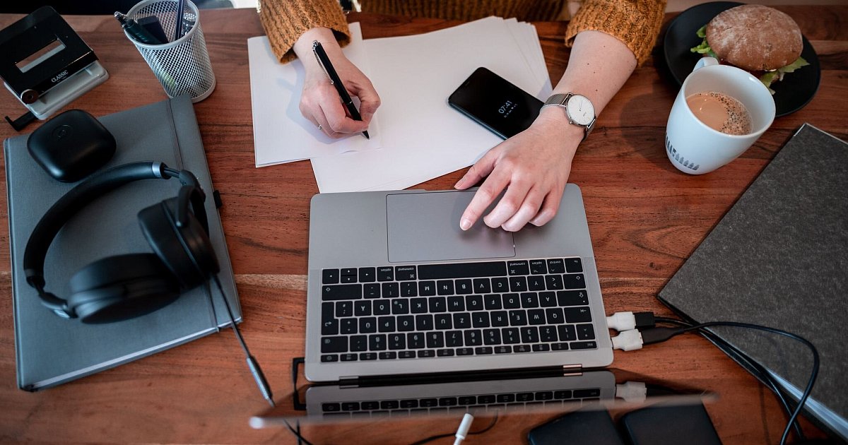 Jeder-Sechste-sorgt-sich-wegen-KI-um-eigenen-Arbeitsplatz