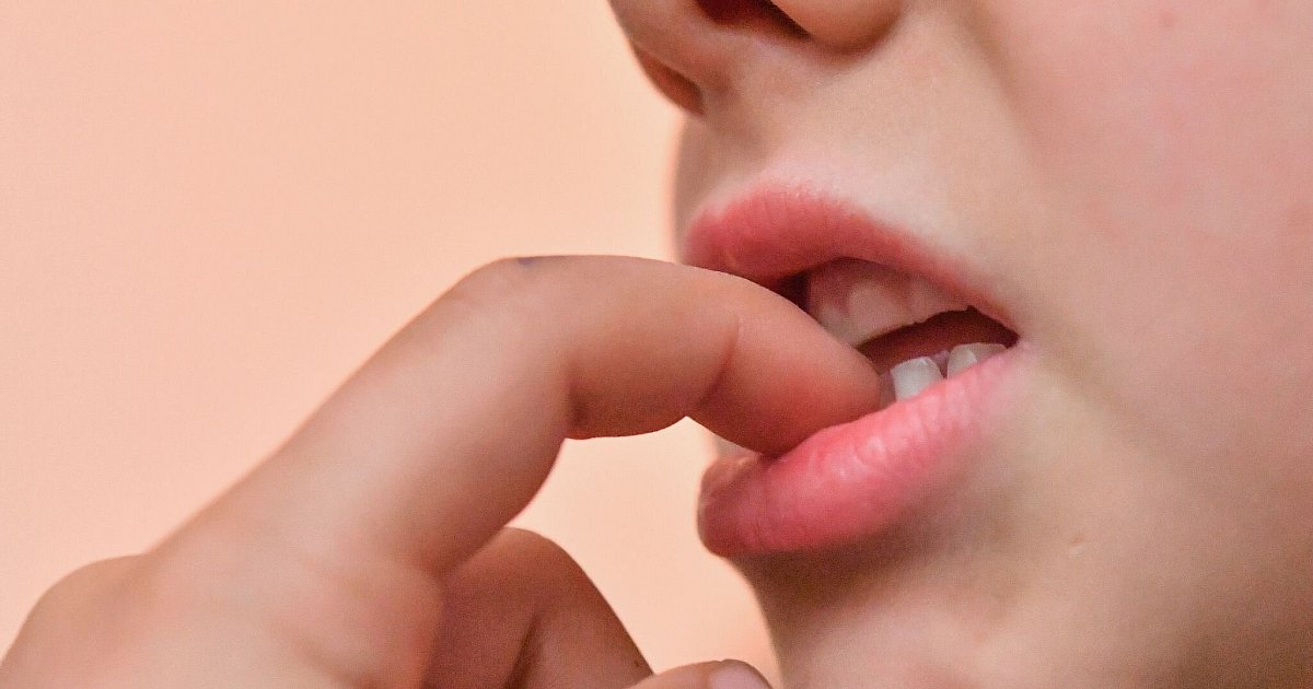 Immer-die-Finger-im-Mund-Wann-Eltern-eingreifen-sollten