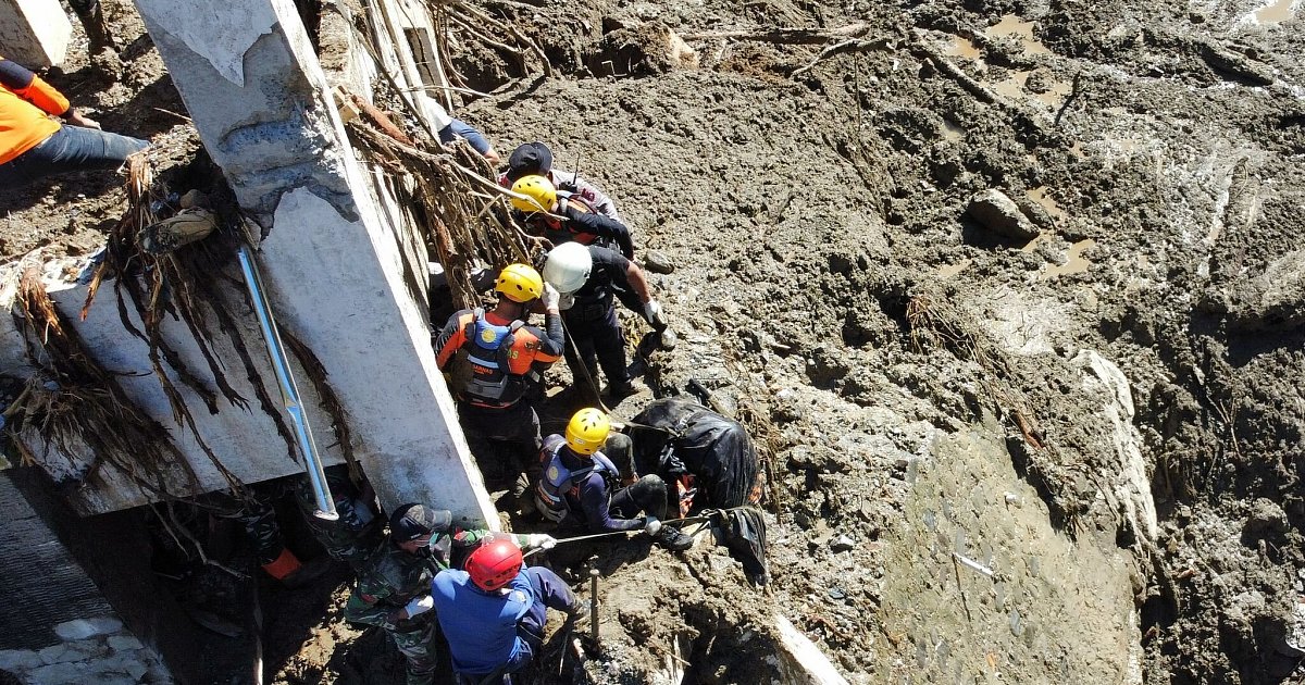 Fluten-in-Indonesien-Zahl-der-Toten-steigt-auf-mehr-als-600