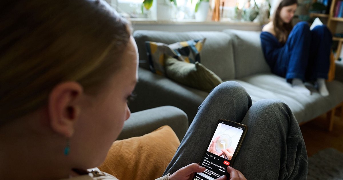 Belangloses-in-Serie-Scrollen-Kinder-sich-um-den-Verstand-