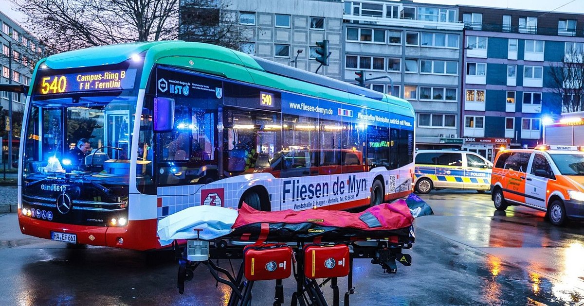 Bus-f-hrt-Elfj-hrigen-an-Rettungshubschrauber-im-Einsatz