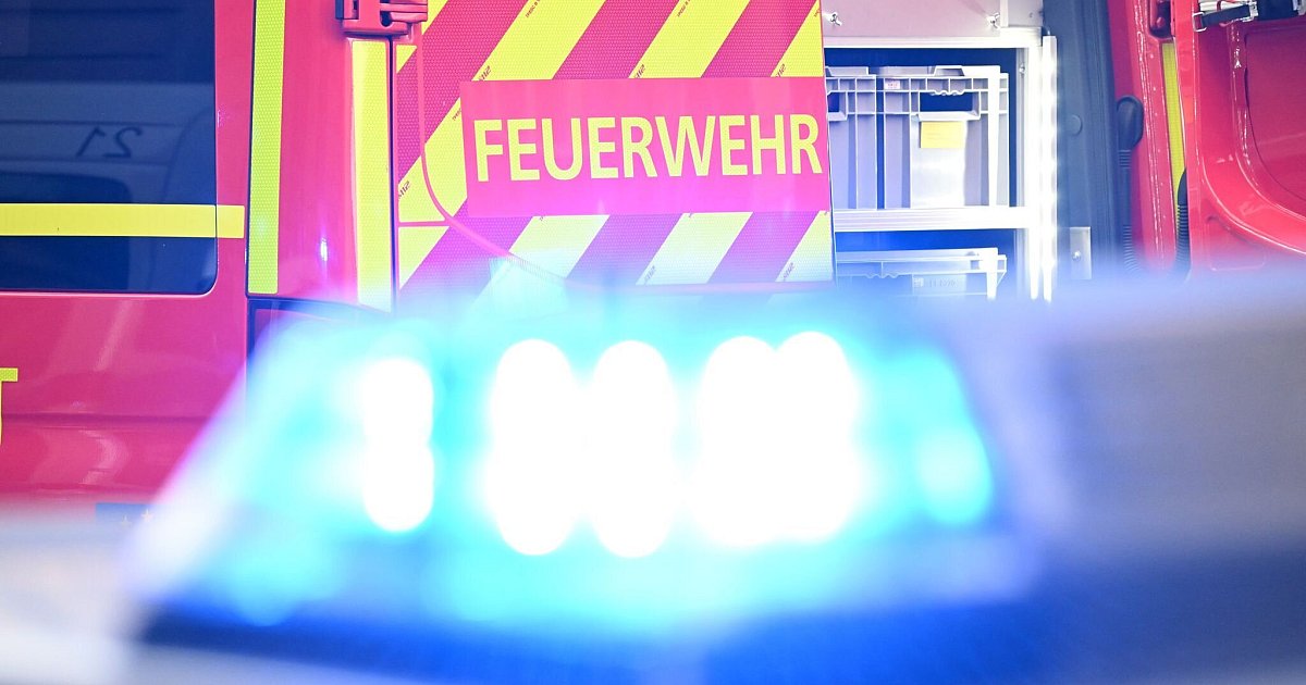 Polizisten-mit-Maschinengewehren-bei-Brand-in-Hallenkomplex