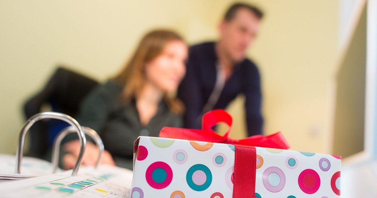 Geschenke-annehmen-auf-der-Arbeit-Wann-Vorsicht-gilt