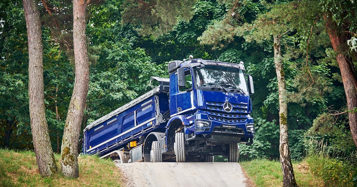 Vom-Sandkasten-auf-die-Baustelle-Spielzeuge-in-XXL-bewegen