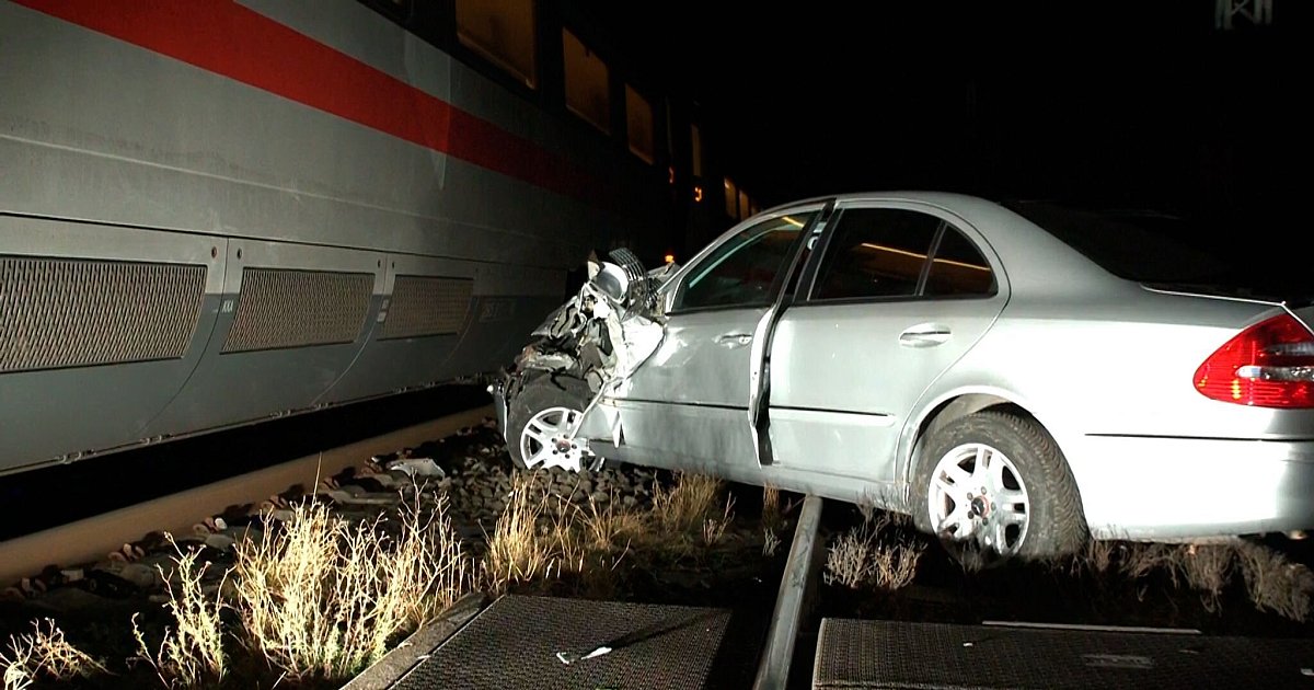 ICE-prallt-gegen-Auto-auf-Bahn-bergang-Schranke-umfahren-